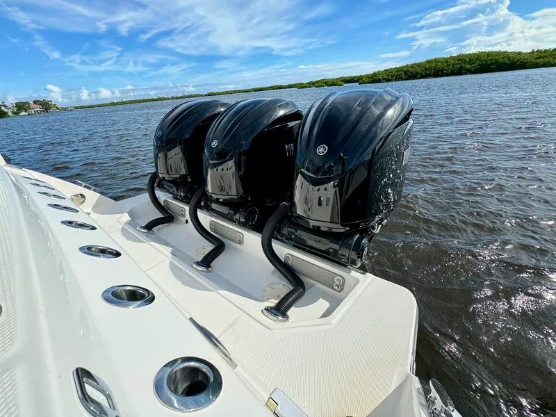 Slide: The Image of Robalo R360 2022 - 28