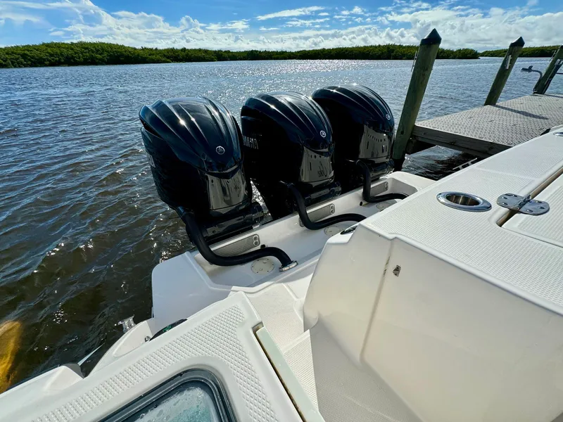 Slide: The Image of Robalo R360 2022 - 29