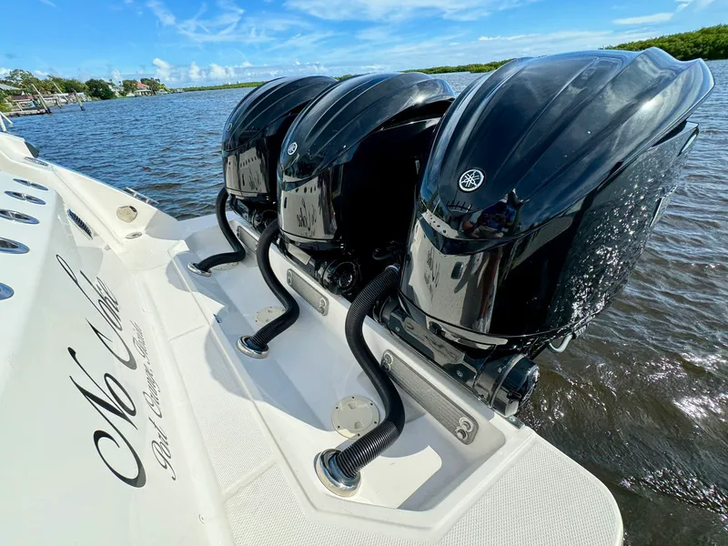 Slide: The Image of Robalo R360 2022 - 30