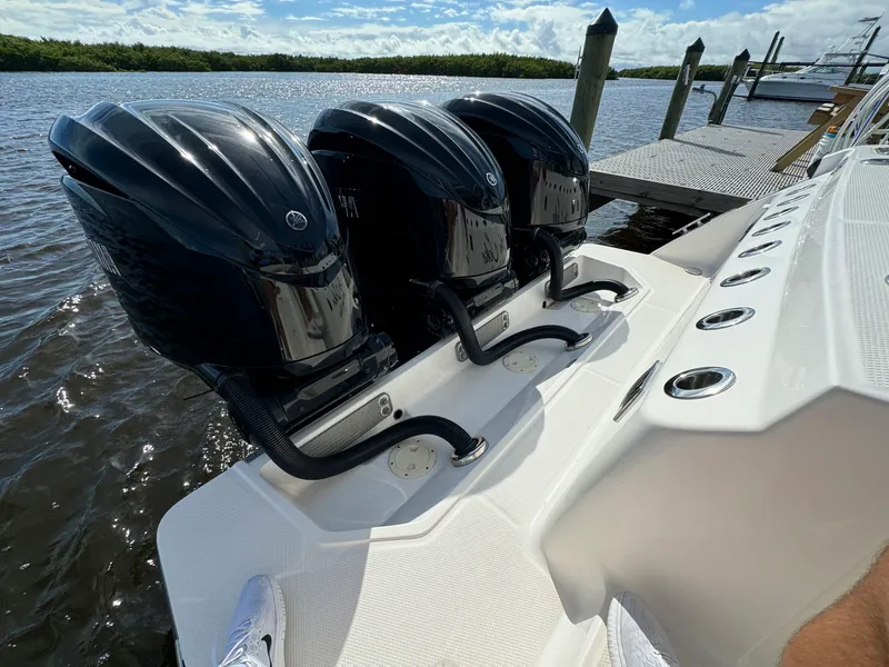 Slide: The Image of Robalo R360 2022 - 31