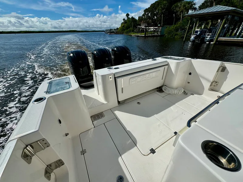 Slide: The Image of Robalo R360 2022 - 32