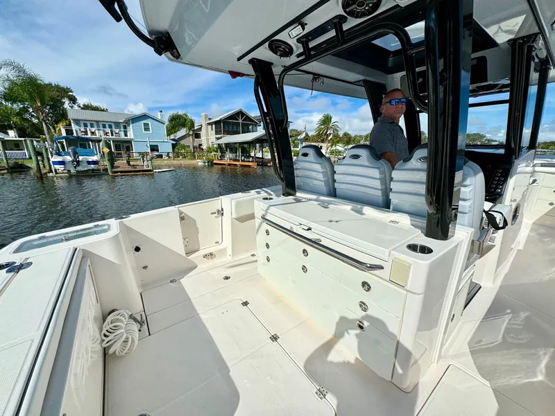 Slide: The Image of Robalo R360 2022 - 33