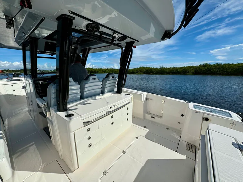 Slide: The Image of Robalo R360 2022 - 34