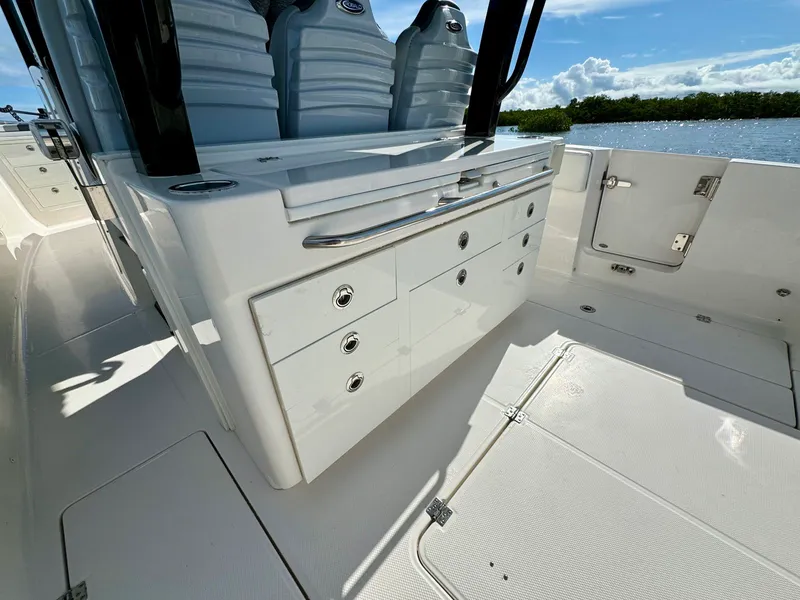 Slide: The Image of Robalo R360 2022 - 35