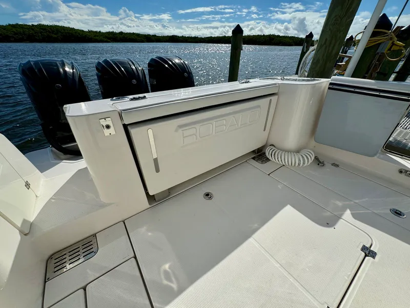 Slide: The Image of Robalo R360 2022 - 36