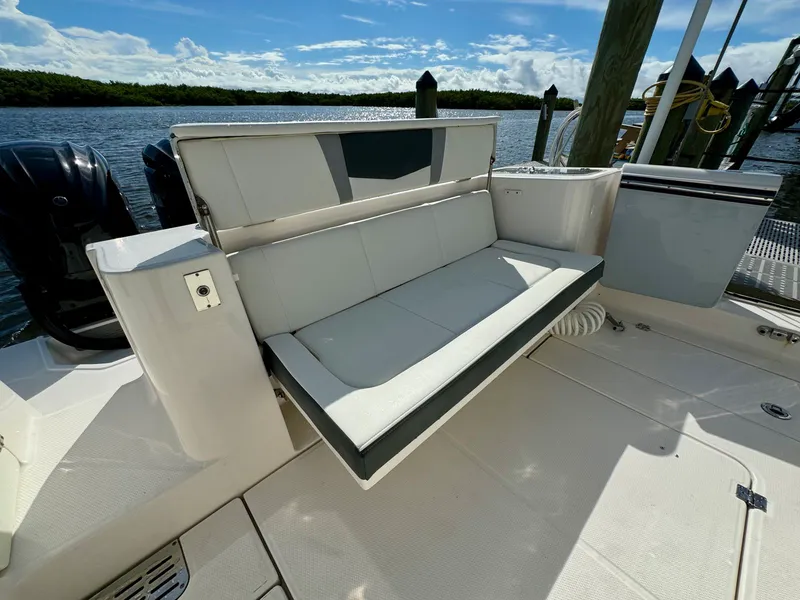 Slide: The Image of Robalo R360 2022 - 37