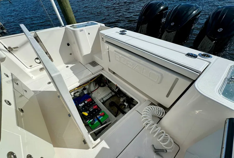 Slide: The Image of Robalo R360 2022 - 38