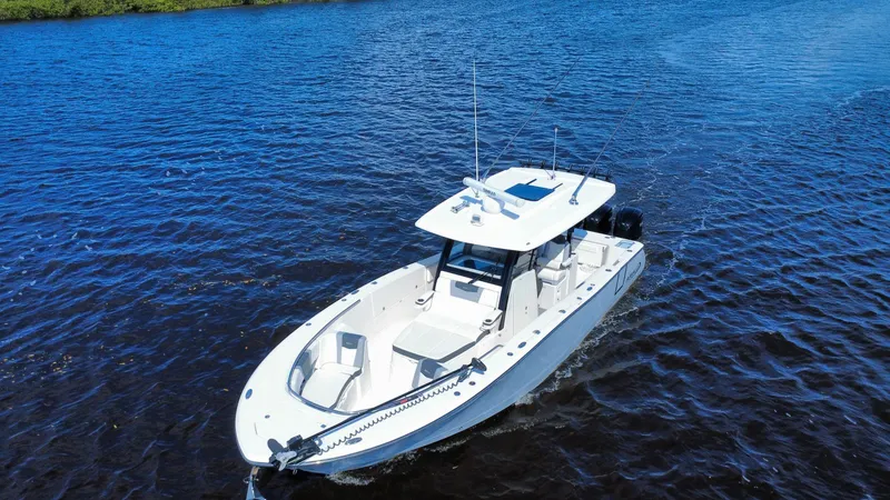 Slide: The Image of Robalo R360 2022 - 4