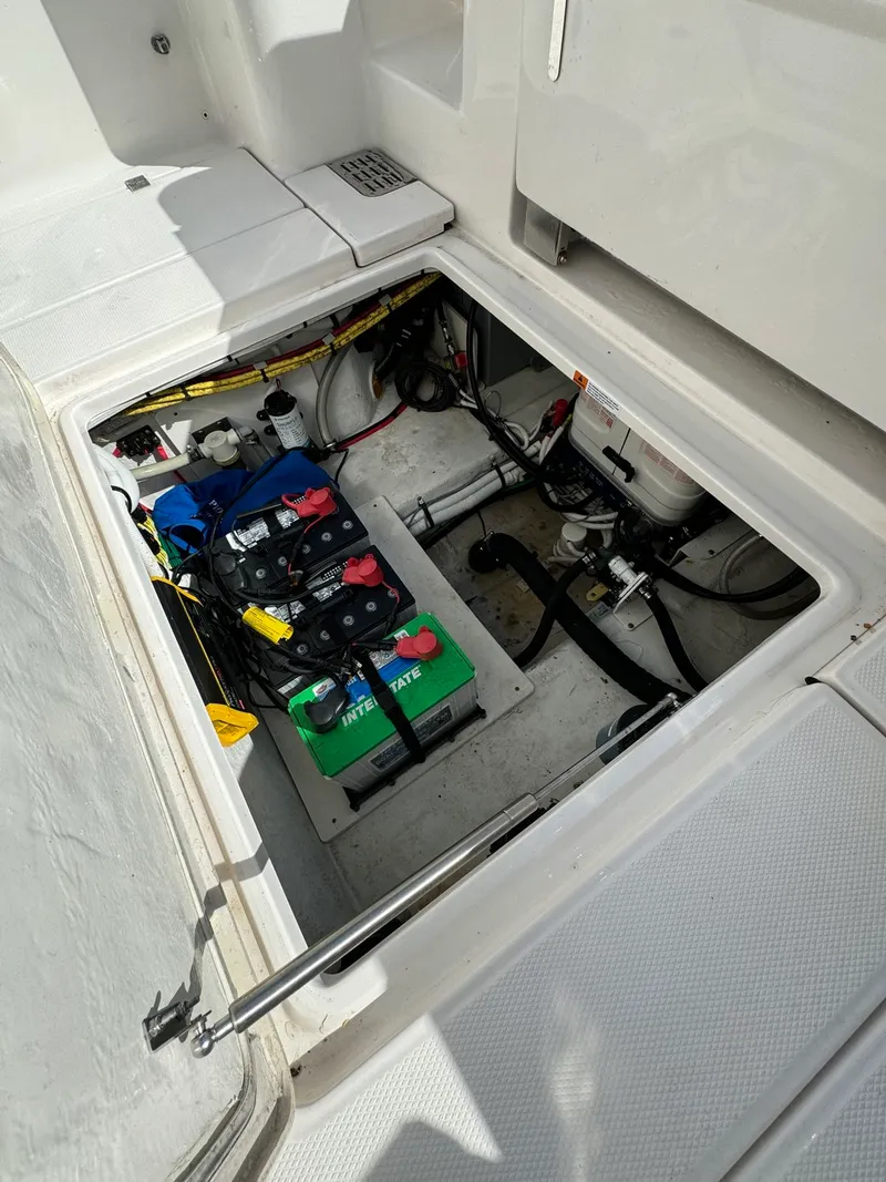 Slide: The Image of Robalo R360 2022 - 40