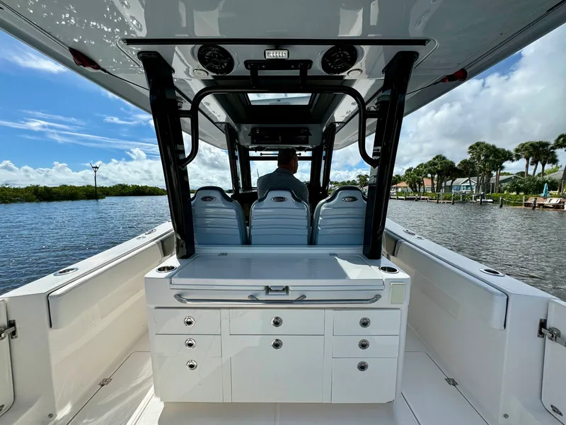 Slide: The Image of Robalo R360 2022 - 41