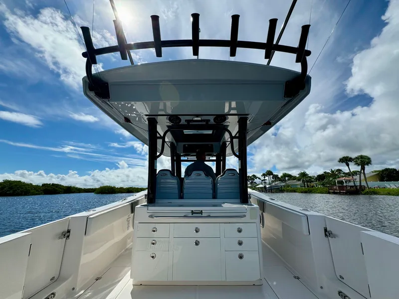 Slide: The Image of Robalo R360 2022 - 42