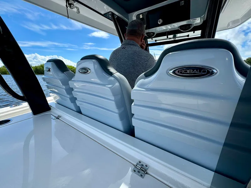 Slide: The Image of Robalo R360 2022 - 43