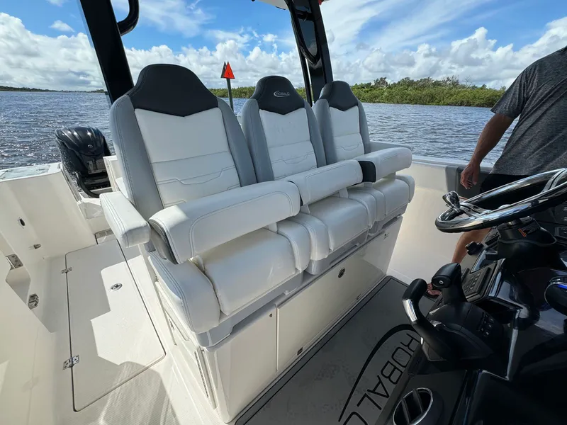 Slide: The Image of Robalo R360 2022 - 44