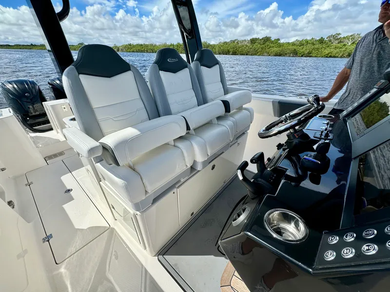 Slide: The Image of Robalo R360 2022 - 46