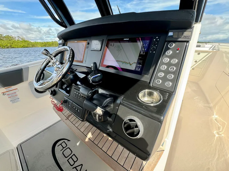 Slide: The Image of Robalo R360 2022 - 47