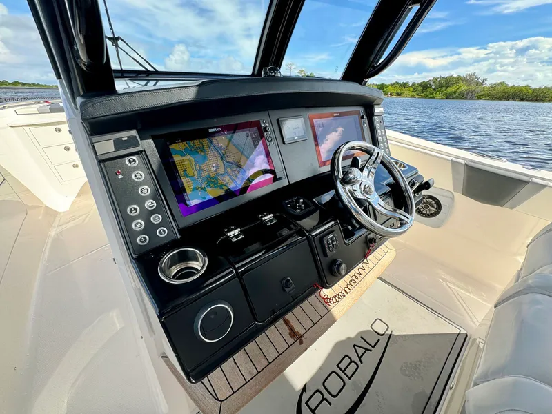 Slide: The Image of Robalo R360 2022 - 48