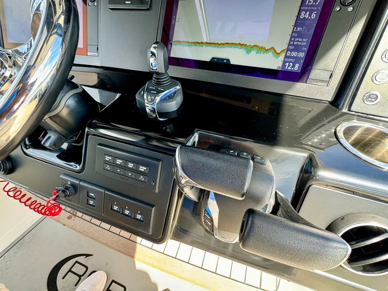 Slide: The Image of Robalo R360 2022 - 50