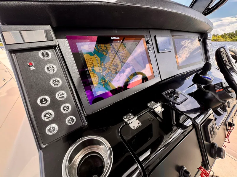 Slide: The Image of Robalo R360 2022 - 51