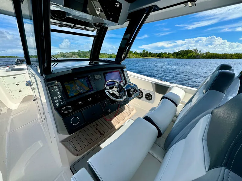 Slide: The Image of Robalo R360 2022 - 52