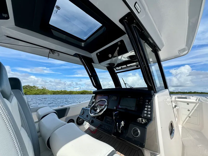 Slide: The Image of Robalo R360 2022 - 53