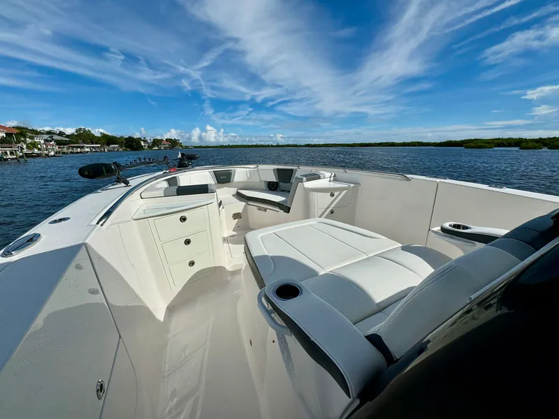 Slide: The Image of Robalo R360 2022 - 55