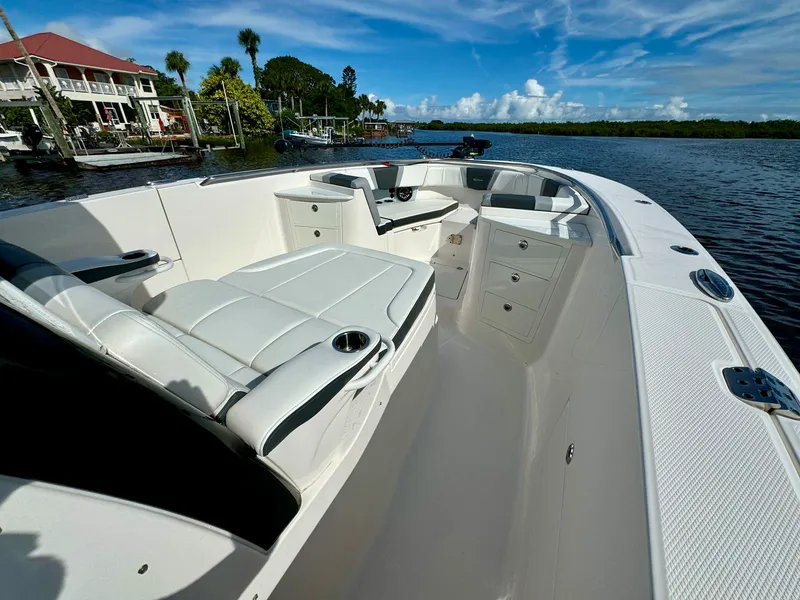 Slide: The Image of Robalo R360 2022 - 57