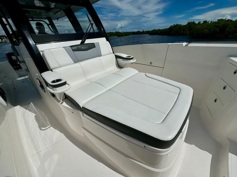 Slide: The Image of Robalo R360 2022 - 58