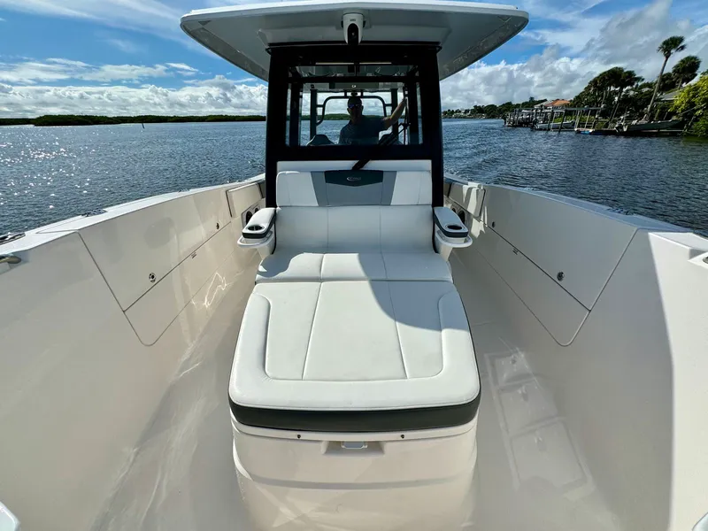 Slide: The Image of Robalo R360 2022 - 59