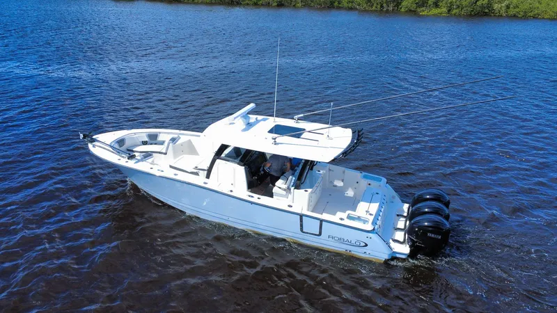 Slide: The Image of Robalo R360 2022 - 6