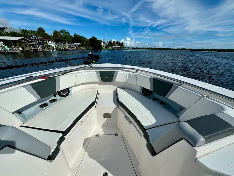 Slide: The Image of Robalo R360 2022 - 60