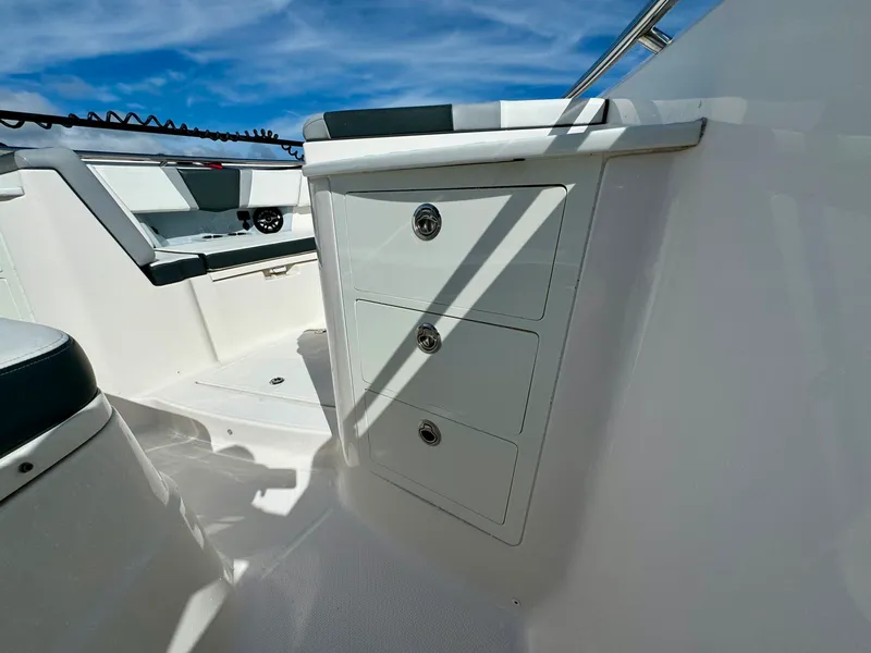 Slide: The Image of Robalo R360 2022 - 61