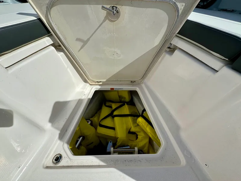 Slide: The Image of Robalo R360 2022 - 63