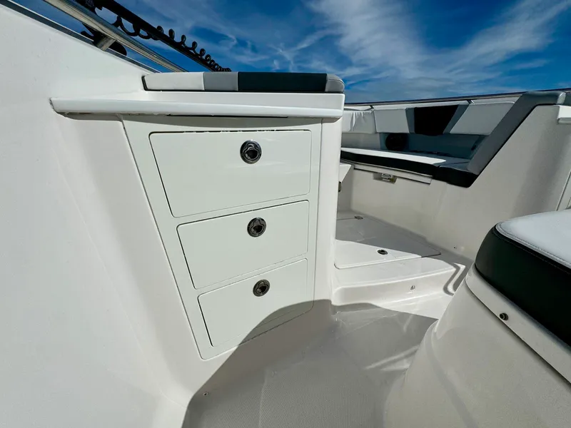 Slide: The Image of Robalo R360 2022 - 65