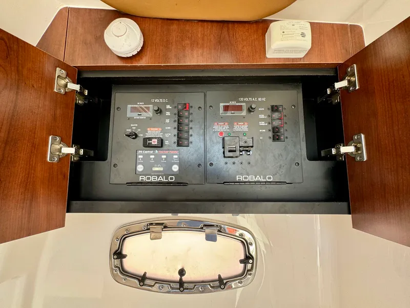 Slide: The Image of Robalo R360 2022 - 70