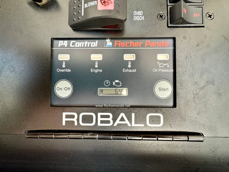 Slide: The Image of Robalo R360 2022 - 72