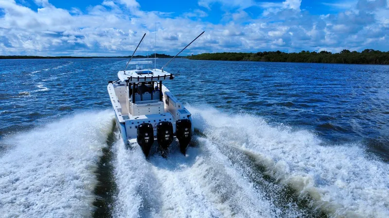 Slide: The Image of Robalo R360 2022 - 9