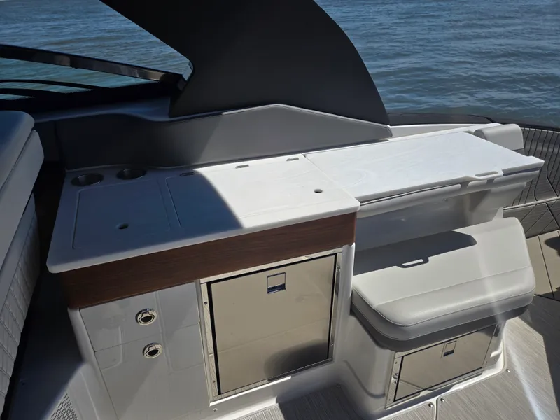 Slide: The Image of Sea Ray SLX 360 Outboard 2027 - 9