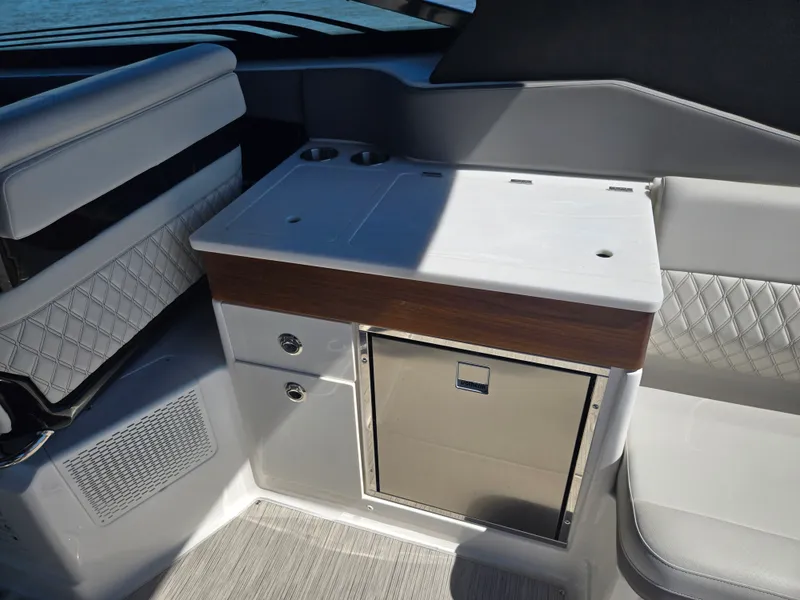 Slide: The Image of Sea Ray SLX 360 Outboard 2027 - 8