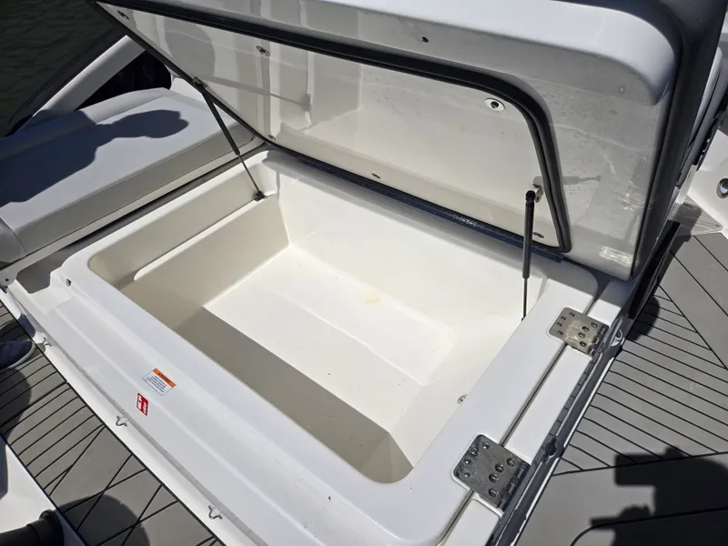 Slide: The Image of Sea Ray SLX 360 Outboard 2027 - 3