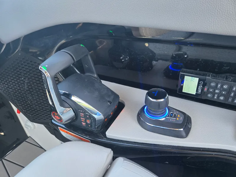 Slide: The Image of Sea Ray SLX 360 Outboard 2027 - 15