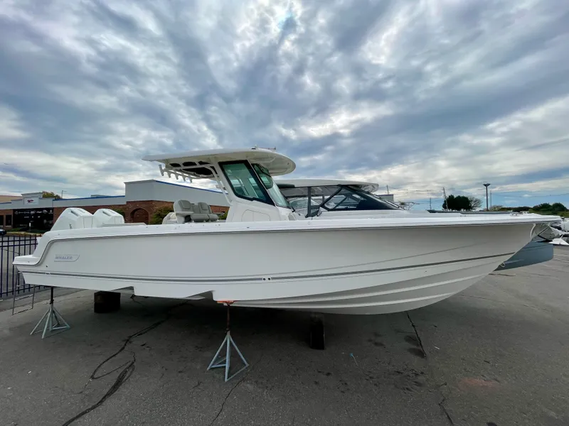 The Image of Boston Whaler 330 Outrage 2027 - 0
