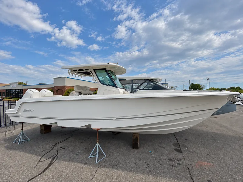 The Image of Boston Whaler 330 Outrage 2027 - 0