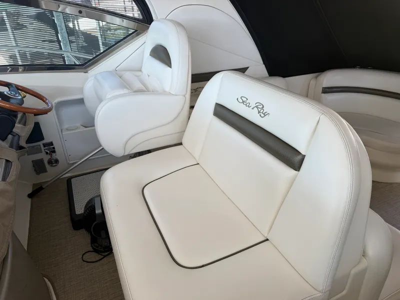 Slide: The Image of Sea Ray 38 Sundancer 2007 - 8