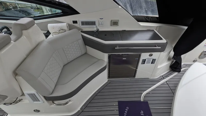 Slide: The Image of Sea Ray 320 SUNDANCER OB 2021 - 7