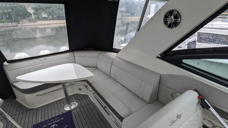 Slide: The Image of Sea Ray 320 SUNDANCER OB 2021 - 4