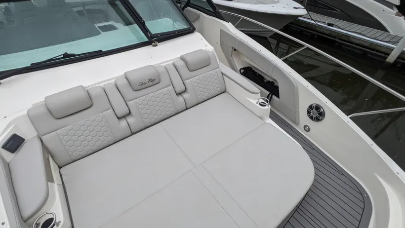 Slide: The Image of Sea Ray 320 SUNDANCER OB 2021 - 11