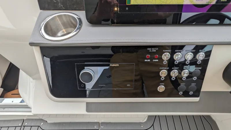 Slide: The Image of Sea Ray 320 SUNDANCER OB 2021 - 15
