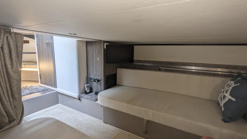Slide: The Image of Sea Ray 320 SUNDANCER OB 2021 - 21
