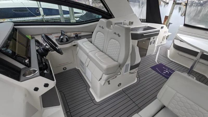 Slide: The Image of Sea Ray 320 SUNDANCER OB 2021 - 10