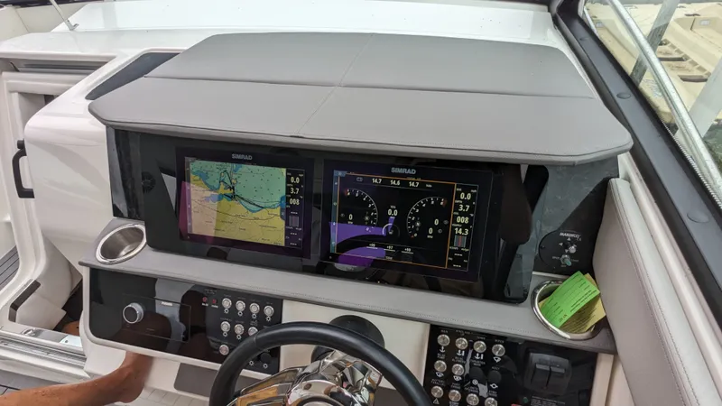 Slide: The Image of Sea Ray 320 SUNDANCER OB 2021 - 14